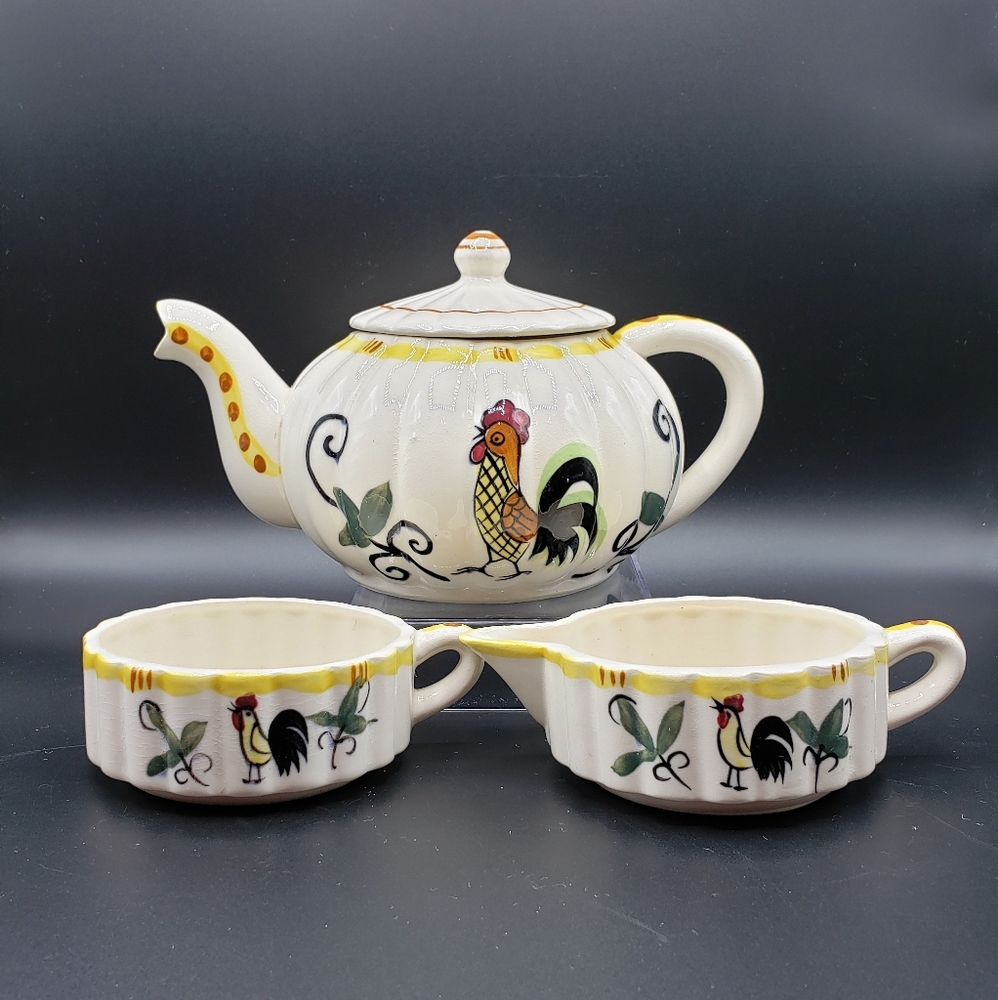 Vintage Teapot, creamer and sugar set.